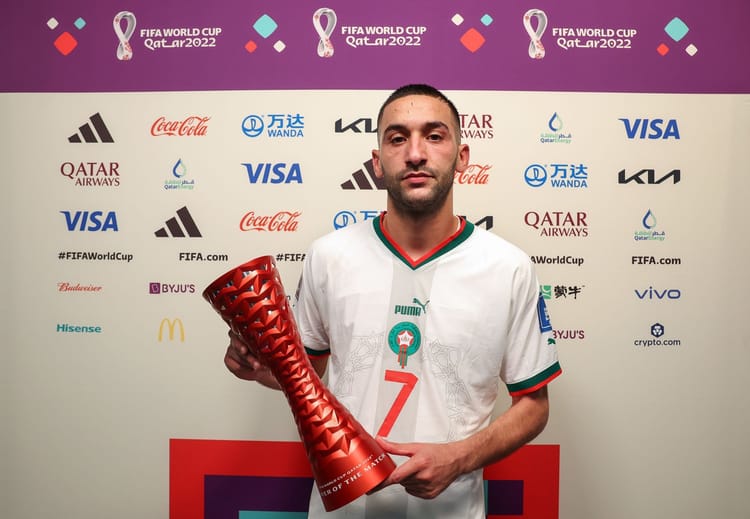 Ziyech tenant le trophée de la Coupe du Monde, célébration après la victoire.