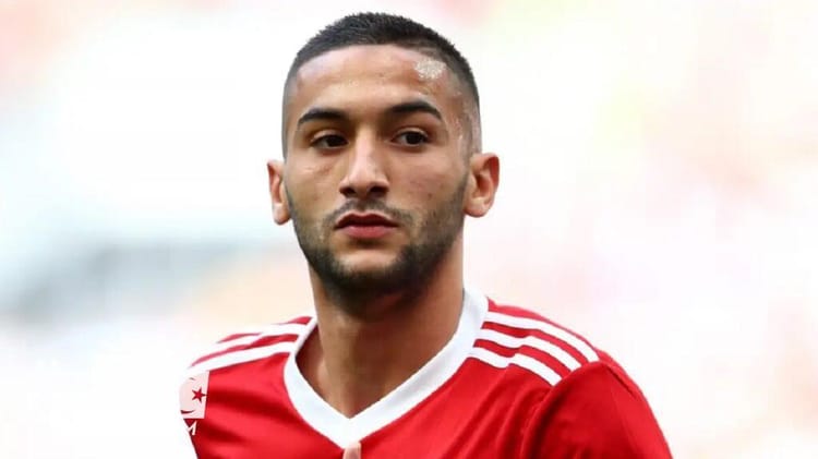 Hakim Ziyech en maillot de football rouge et blanc.
