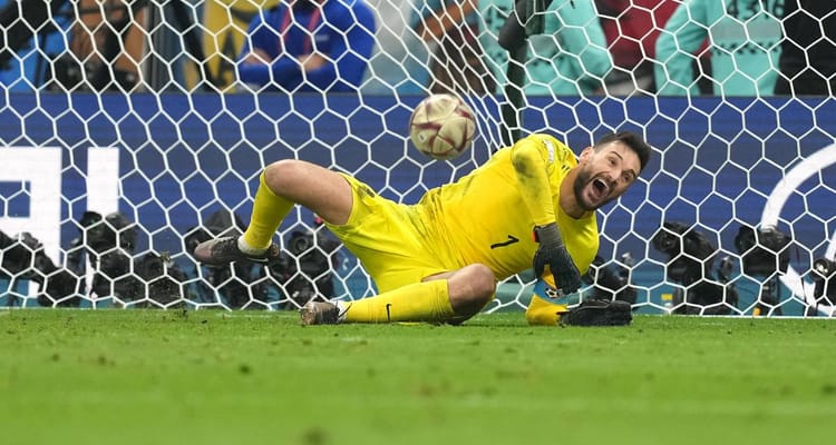 Hugo Lloris plonge pour arrêter un tir lors d'un match de football.