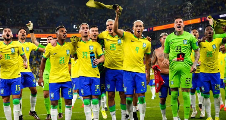 Les joueurs brésiliens célèbrent leur victoire sur le terrain.