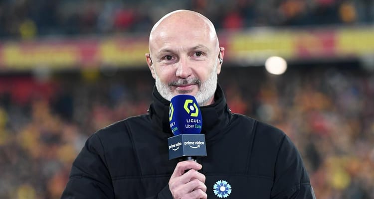Journaliste avec microphone lors d'une émission sportive en direct.