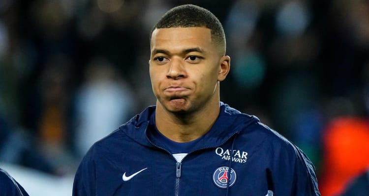 Mbappé, la terrible nouvelle Kylian Mbappé en tenue de football, concentré sur le terrain.