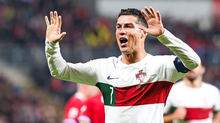 Cristiano Ronaldo en célébration lors d'un match de football.