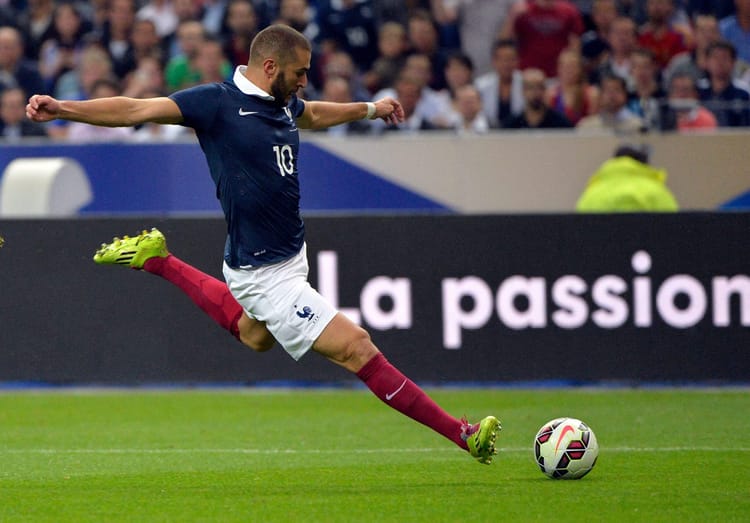 Benzema bombarde Mbappé et les Bleus sur Instagram Karim Benzema frappe le ballon lors d'un match de football.