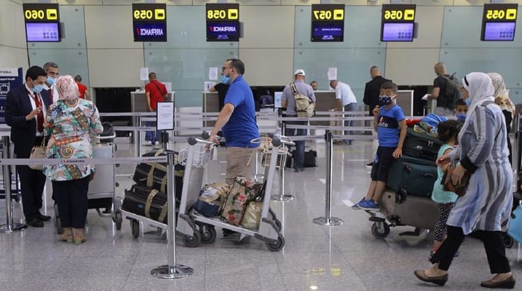 Transfert illicite de marchandise : L’aéroport d’Alger enregistre un record cette année Passagers à l'aéroport d'Alger en train de passer la sécurité.