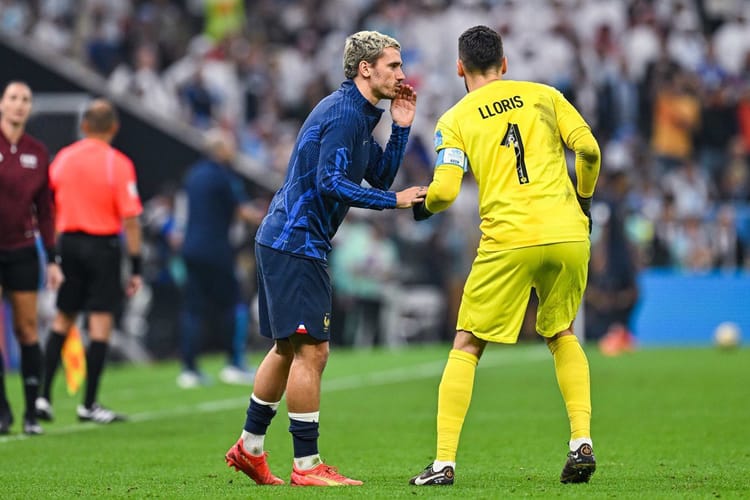 Karim Benzema et Lloris en échange lors d'un match de football.