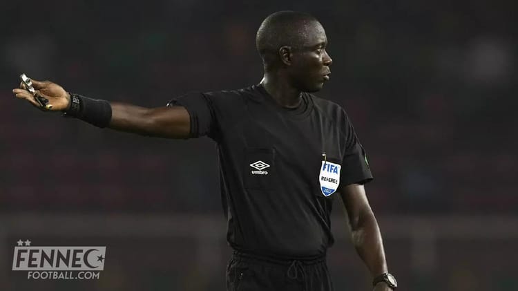 Algérie: Bakary Gassama est sonné de prendre une décision radicale Arbitre de football professionnel en pleine décision sur le terrain.