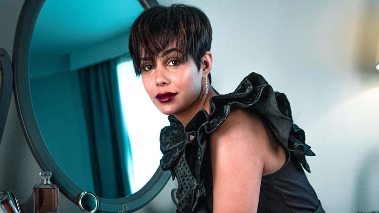 Caroline Chahinez va-t-elle se remarier ? Ne bougez pas, on vous informe Jeune femme avec coupe courte et maquillage sophistiqué.