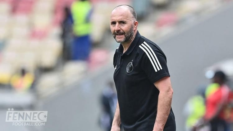 Entraîneur marocain sur le terrain pendant la Coupe du Monde.