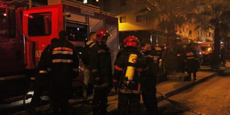 Pompiers au travail lors d'un incendie dans un dépôt de gaz au Maroc.
