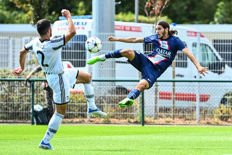 Jeune joueur du PSG en action lors d'un match de football.
