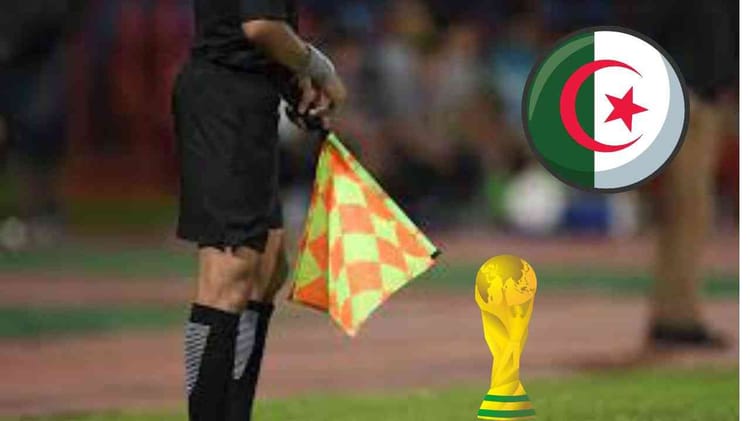 Arbitre algérien avec drapeau et ballon de la Coupe du Monde 2022.