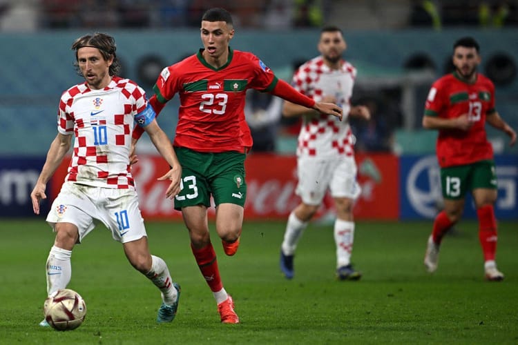 Joueur marocain en action contre un joueur croate lors du Mondial 2022.