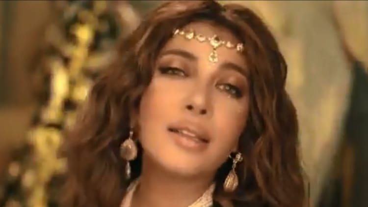 A cause du "fil de l'âme"...La chanteuse Asala Nasri met en colère les Algériens Chanteuse Asala Nasri portant des bijoux traditionnels.