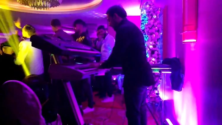 Réveillon Tunisie 2023 : quels prix d'hôtels et billets pour les Algériens ? Musicien jouant du clavier lors d'une fête de Réveillon en Tunisie.