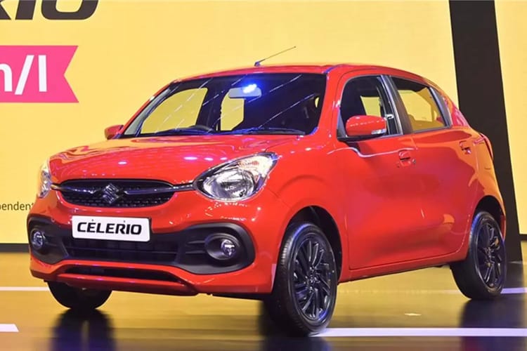 Algérie : nouvelles voitures Suzuki Celerio 2022 bientôt disponibles Suzuki Celerio 2022 rouge exposée lors d'un lancement.
