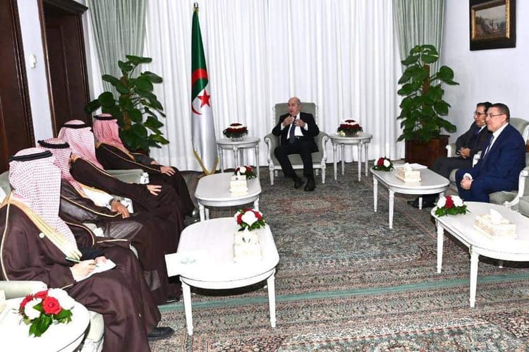 Rencontre diplomatique entre dirigeants algériens et saoudiens.