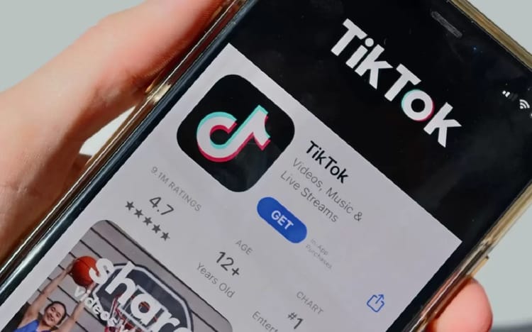 TikTok supprime plus de 500.000 vidéos et 8.000 directs sur le conflit Hamas-Israël Application TikTok ouverte sur un smartphone avec logo visible.
