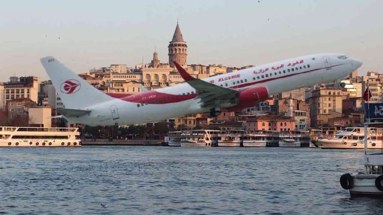 Aubaine !! Air Algérie fait des offres à nul autre pareil vers Istanbul Avion Air Algérie décollant au-dessus de la ville d'Istanbul.