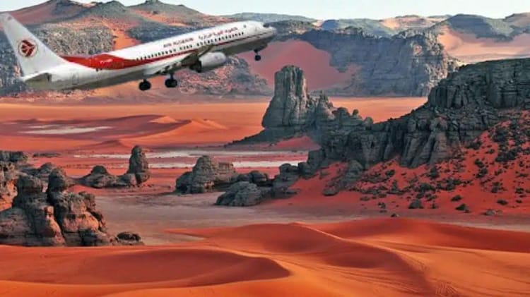 Avion d'Air Algérie survole le désert de Djanet au coucher du soleil.