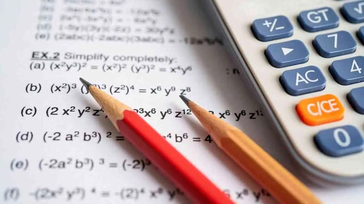 Calculatrice et crayons pour préparation aux Olympiades de mathématiques en Algérie.