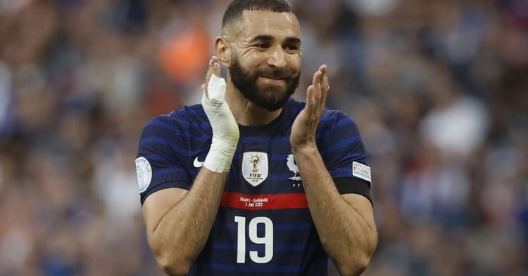 Karim Benzema, joueur de football français, en célébration après un match.