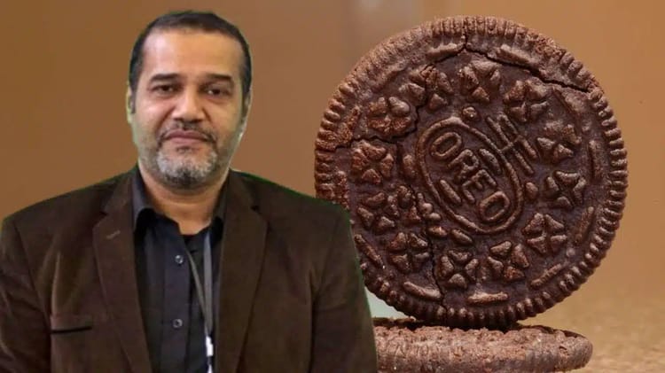 Urgent! l’APOCE alerte sur des biscuits non halal vendus en Algérie Homme avec biscuits Oreo non halal en arrière-plan.