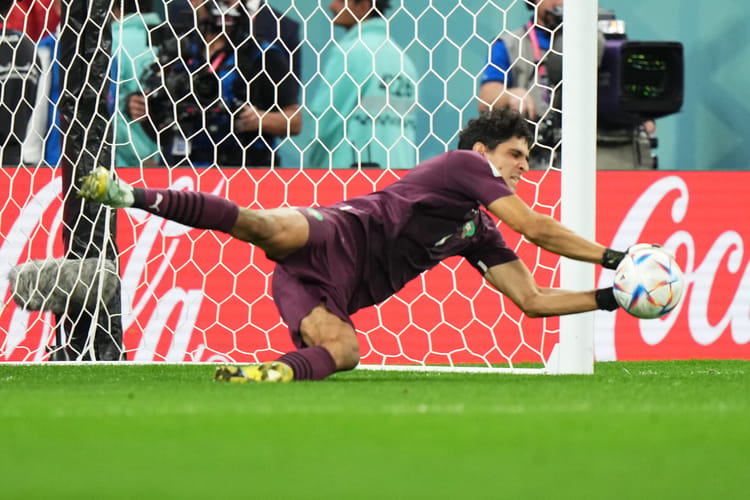 Bounou en pleine action de gardien lors d'un match de Coupe du Monde.