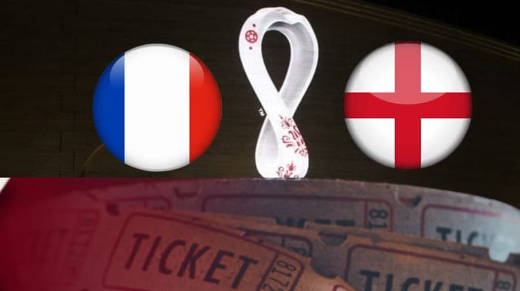 Drapeaux de la France et de l'Angleterre avec un symbole de la Coupe du Monde.