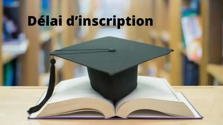 Chapeau de diplômé sur un livre ouvert dans une bibliothèque.