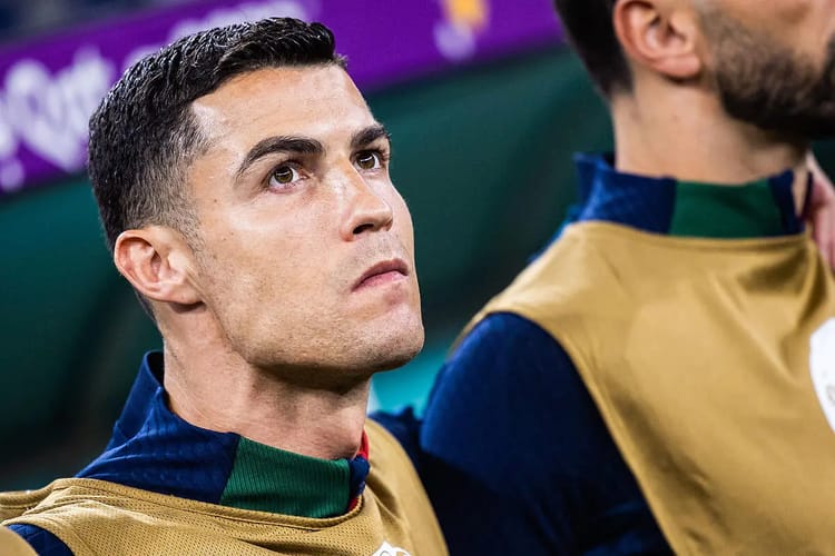 Cristiano Ronaldo en tenue de football, concentré avant le coup d'envoi.