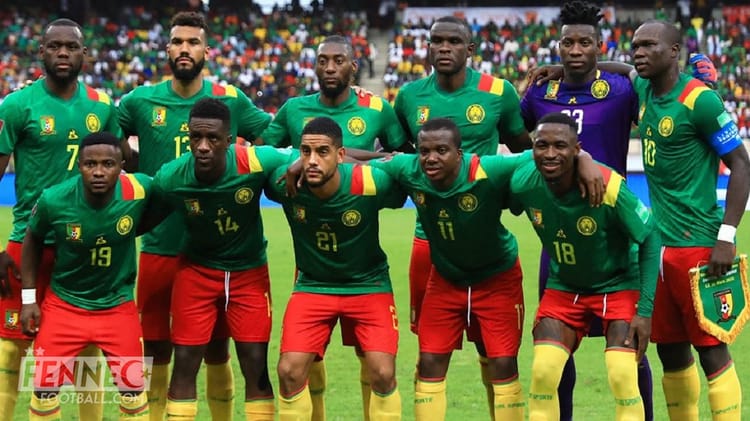 Groupe de joueurs camerounais en tenue de match.