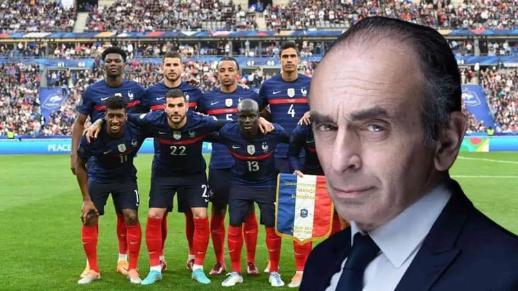 Groupe de joueurs de football français avec un homme en costume.