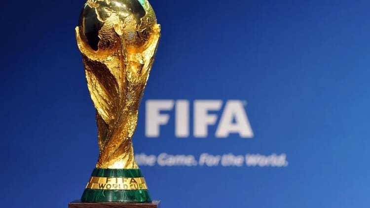 Incroyable : La Coupe du monde porte des symboles païens... Trophée doré de la Coupe du Monde FIFA sur fond bleu.