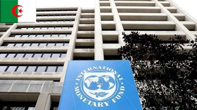 Bonne Nouvelle ! L’Économie algérienne a le vent en pourpre, à en croire Le FMI. Lisez… Bâtiment moderne avec logo du FMI à Alger, Algérie.
