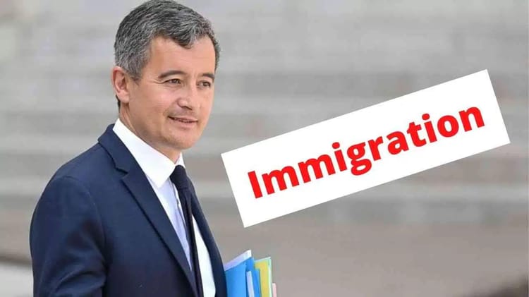 France : découvrez des détails inquiétants sur la nouvelles lois anti-immigration et sans-papiers Homme en costume avec panneau 'Immigration' lors d'un débat public.
