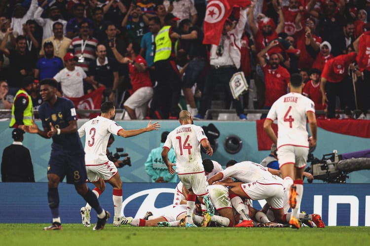 Tunisie-France: la FIFA n'a toujours pas tranché Joueurs de Tunisie et France en action lors d'un match de football.