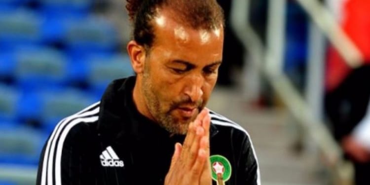 Incroyable. Le marocain Mustapha Hadji aurait falsifié une licence d’entraîneur. Voici la lourde sanction de la CAF Mustapha Hadji, entraîneur marocain, en prière lors d'un match.