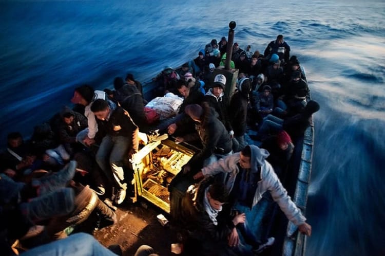 Immigration : les Français refusent les harragas Groupe de harragas lors d'une traversée en mer nocturne.