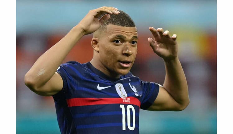 Mbappé, la grosse injustice dénoncée Kylian Mbappé portant le maillot de l'équipe de France, prêt à jouer.