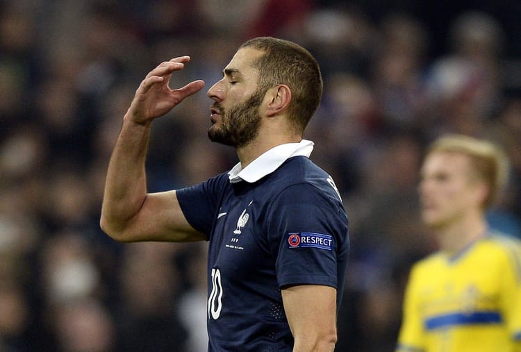 Inattendu !! Karim Benzema pose un acte surprenant. Découvrez ce que l’ex international français a fait. Karim Benzema célèbre sur le terrain avec un geste de la main.