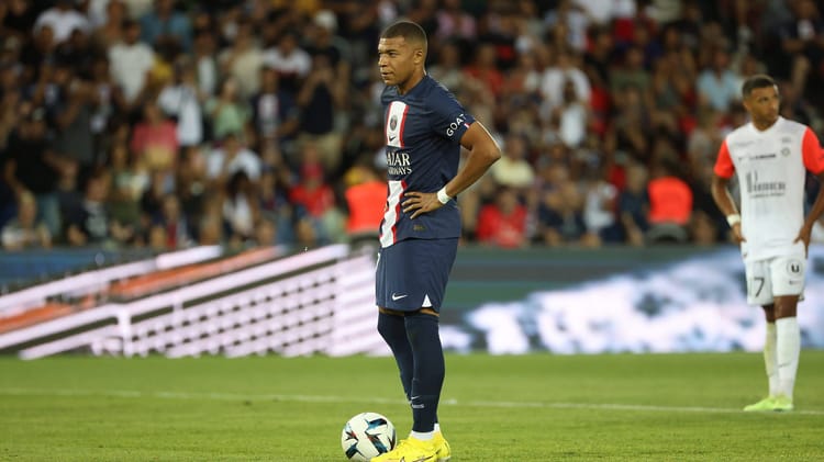 Kylian Mbappé en action sur le terrain de football.