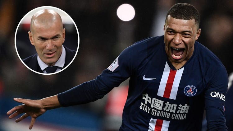 Kylian Mbappé célèbre avec enthousiasme sur le terrain de football.