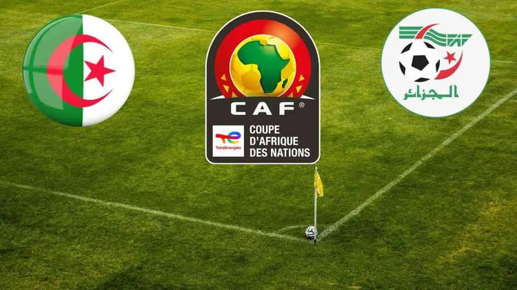 Logos de l'Algérie, CAF et Maroc sur un terrain de football.