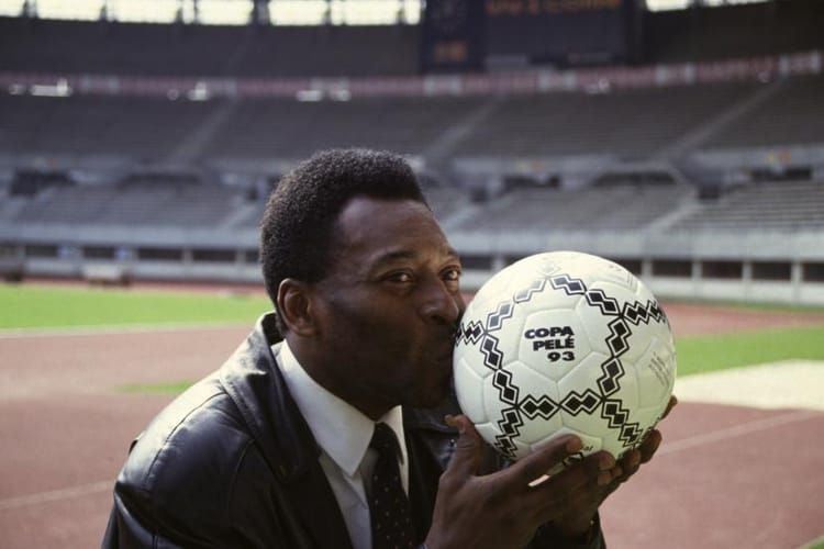 Brésil : hospitalisé Pelé rassure ses fans Pelé tenant un ballon de football lors d'un match ou d'une cérémonie.