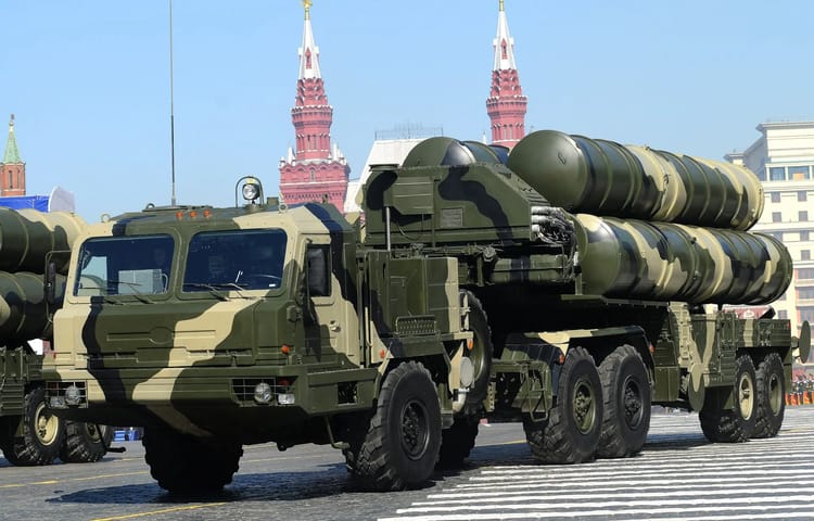 Algérie : 21,6 milliards de dollars dans la défense d'ici 2024 Véhicule militaire avec lanceurs de missiles en parade à Alger.