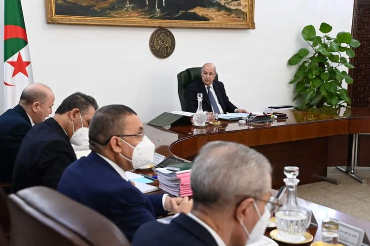 Gouvernement algérien en réunion pour discuter des augmentations salariales.