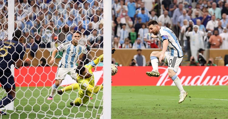 Finale mondial: Découvrez pourquoi le troisième but argentin n’était pas valable ! Joueur argentin célébrant un but lors de la finale mondiale de football.