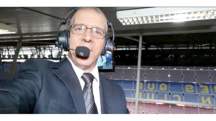 Hafid Derradji commentant un match de football en direct.