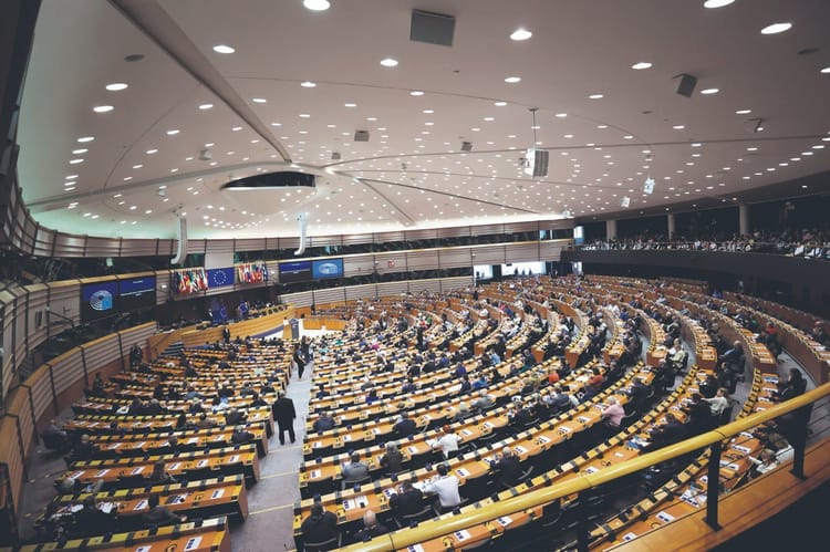 Salle du Parlement européen avec députés en session.